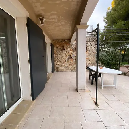 A דירה